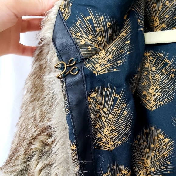 *Beautiful faux fur jacket* - Picture 2 of 3